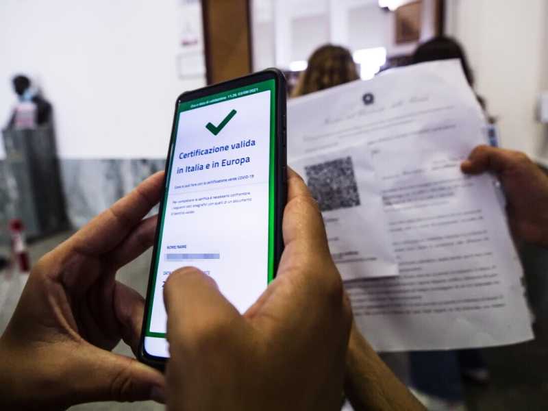 Il green pass mette in conflitto interesse pubblico e diritto al lavoro. Caro Draghi, occhio