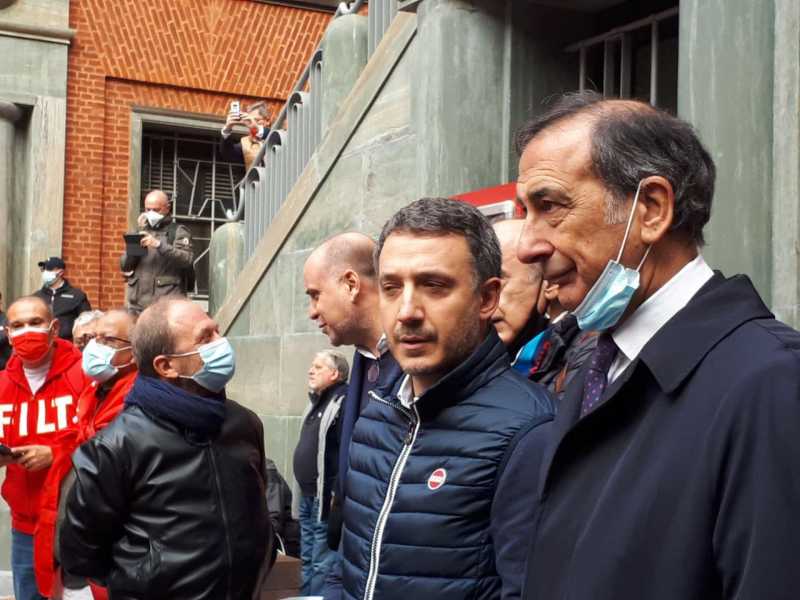 Il sindaco di Milano Giuseppe Sala con il segretario della Cgil Milano  Massimo Bonini durante il presidio della Cgil a Milano, 10 ottobre 2021.  ANSA