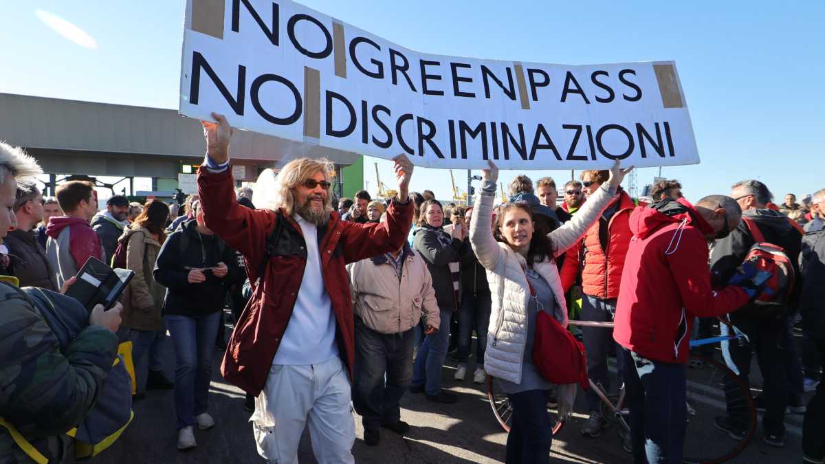 Immagine di Green pass, l'Italia rallenta ma non si ferma. Sollievo del Viminale: "Ma non è finita"