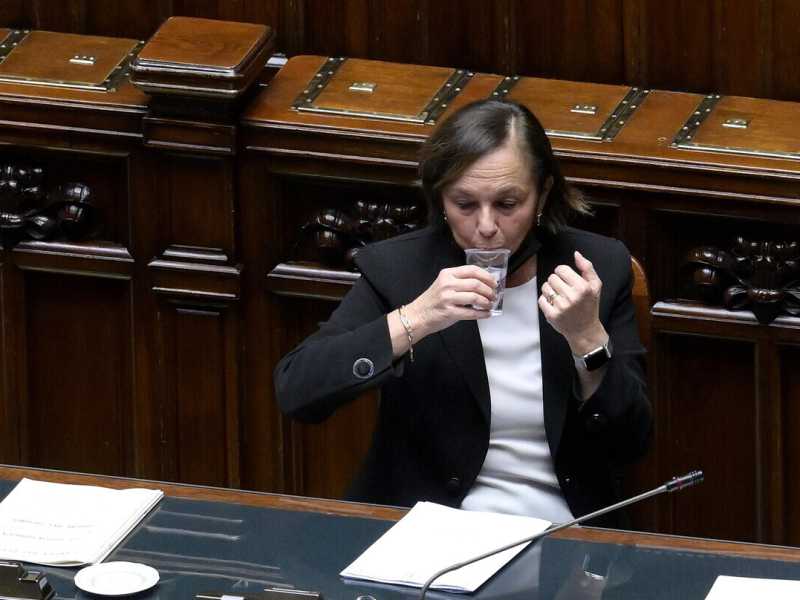 Green pass, esame per Lamorgese. Allerta davanti aziende e stazioni