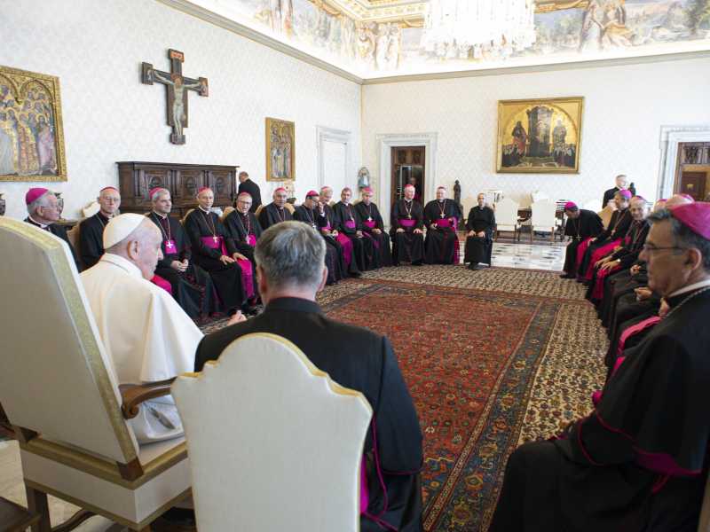 Papa Francesco in udienza con i vescovi della Francia in visita 'ad Limina Apostolorum'(Foto Vatican Media/LaPresse)