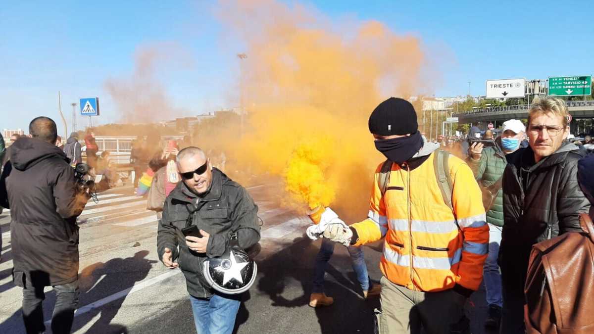 Immagine di Il portavoce dei portuali di Trieste si è messo in un grosso guaio