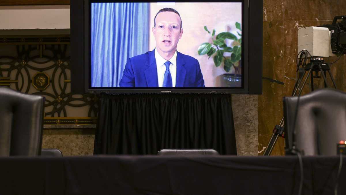 Immagine di Facebook sotto assedio, i tormenti del non più giovane Zuckerberg