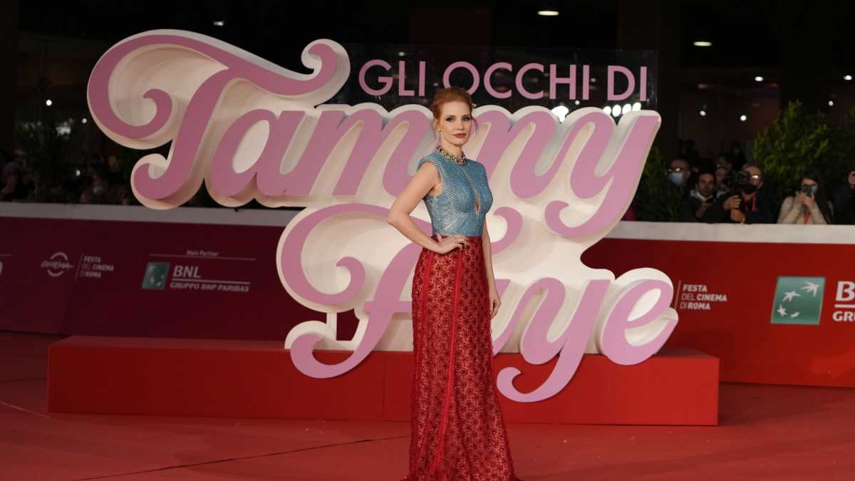 Immagine di Jessica Chastain al servizio del Signore in “Gli occhi di Tammy Faye”