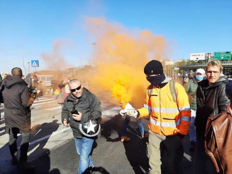 Manifestazioni dei portuali di Trieste contro il green pass (Ansa)&nbsp;