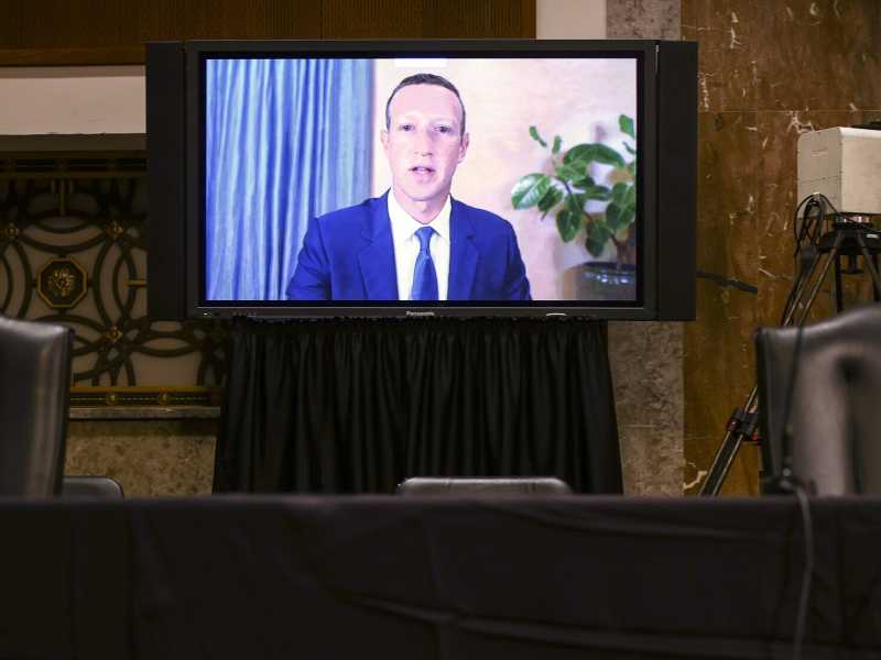 Facebook sotto assedio, i tormenti del non più giovane Zuckerberg