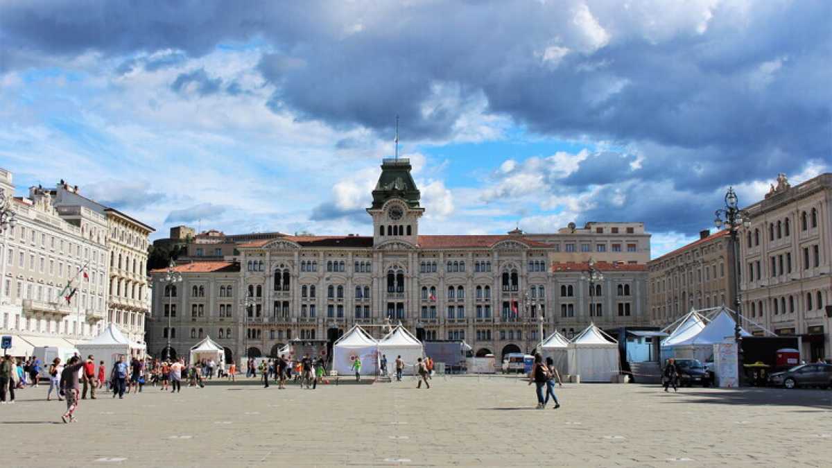 Immagine di Dipiazza o Russo. Trieste al voto tra tensioni e proteste contro il green pass