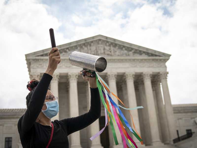 Un attivista lgbt davanti alla Corte suprema a Washington (foto Ansa)