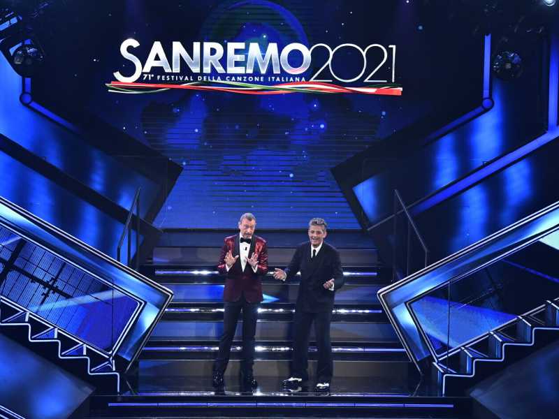 Amadeus e Fiorello, presentatori del 71esimo Festival di Sanremo, in una foto della terza serata (LaPresse)