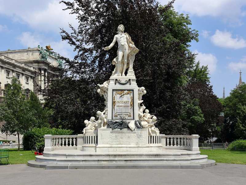 Il Mozart-Denkmal a Vienna (da Wikipedia)