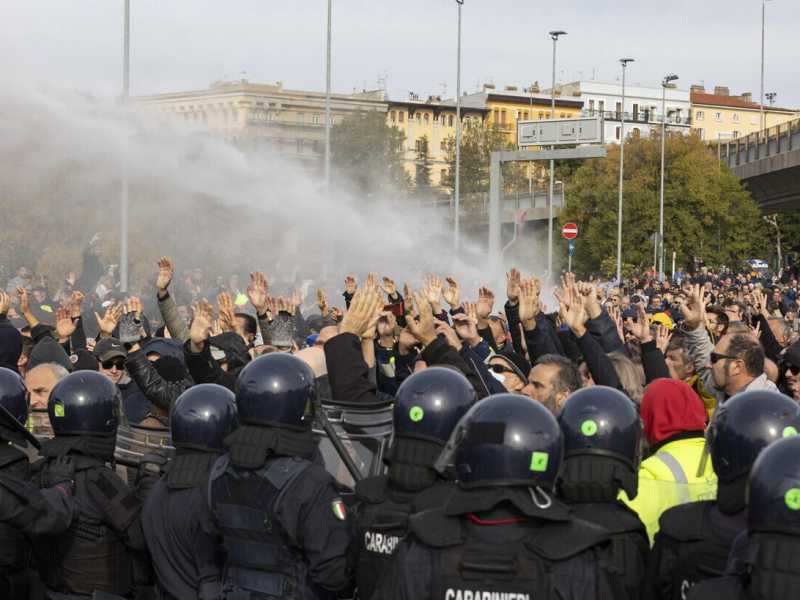 Lo sgombero della protesta contro il green pass a Trieste (Ansa)<br /> 