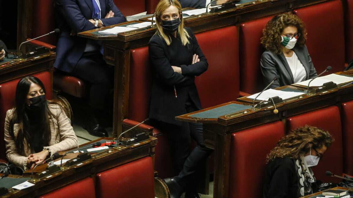 Immagine di Lo scontro Lamorgese-Meloni alla Camera