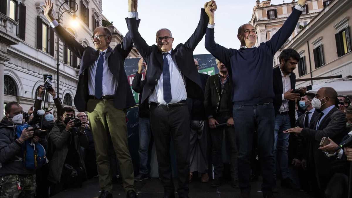 Immagine di Sbornia Pd per Gualtieri. Letta frena gli entusiasmi: "Elezioni? Avanti con Draghi"