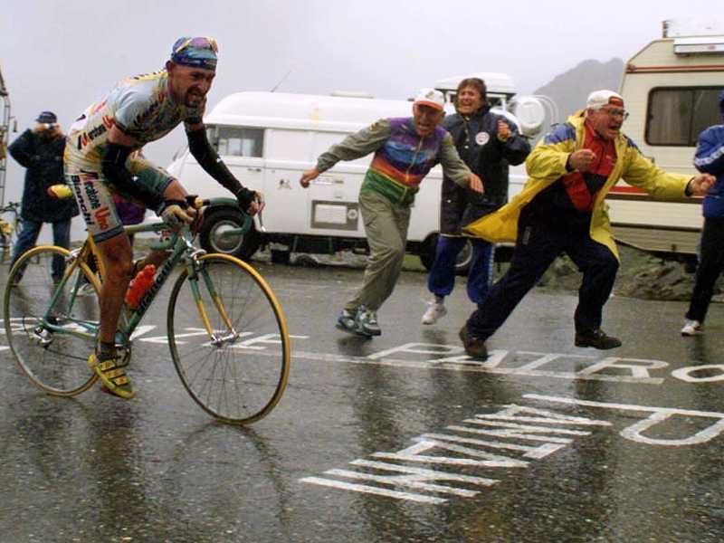 Marco Pantani sul Galibier durante la quindicesima tappa del Tour de France 1998 (Foto <span style="color: rgb(46, 45, 45); font-size: 12px;">Eric Gaillard / ANSA-REUTERS)</span>