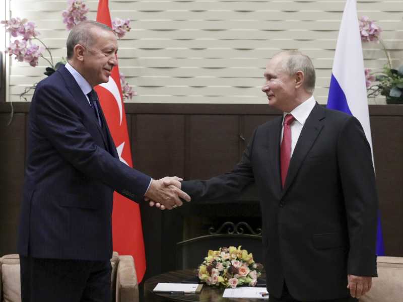 Erdogan e Putin durante il loro incontro a Sochi, il mese scorso (foto LaPresse)