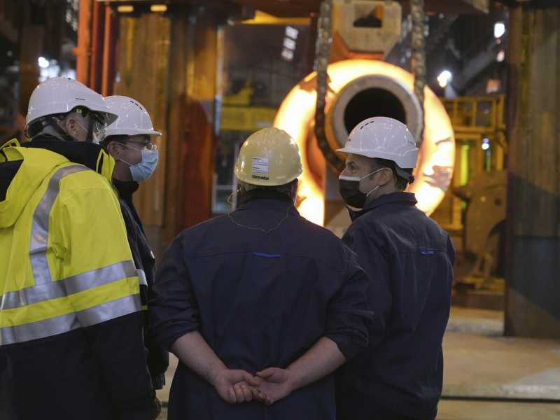 Emmanuel Macron visita il sito di produzione del reattore nucleare di Framatome a Le Creusot (LaPresse)&nbsp;<br />