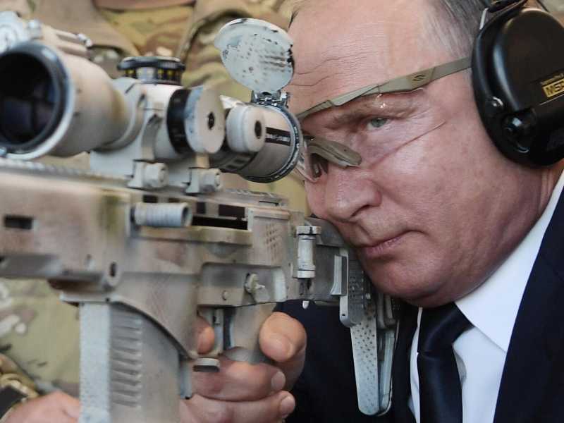 Da Putin a Salvini, da Churchill ai grillini. Se la politica cede al fascino del fucile