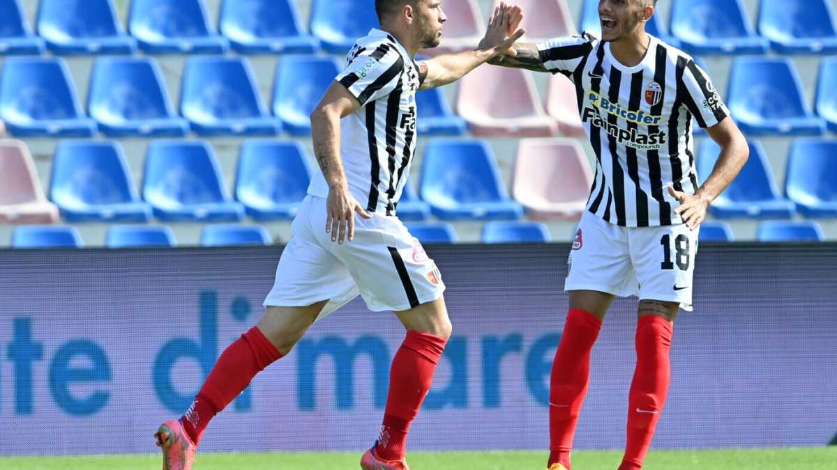 Immagine di Una Rabona telefonica. L'Ascoli spera nel mobile per tornare in Serie A