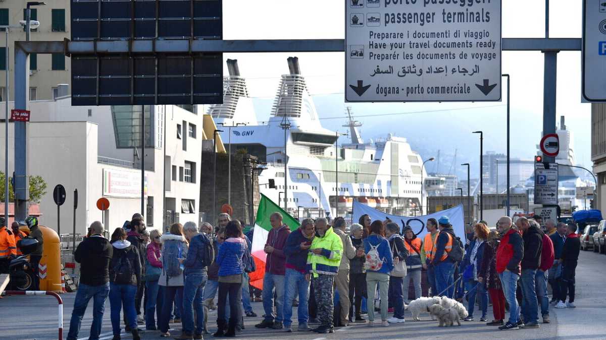Immagine di Sgomberato il presidio No green pass al porto di Genova