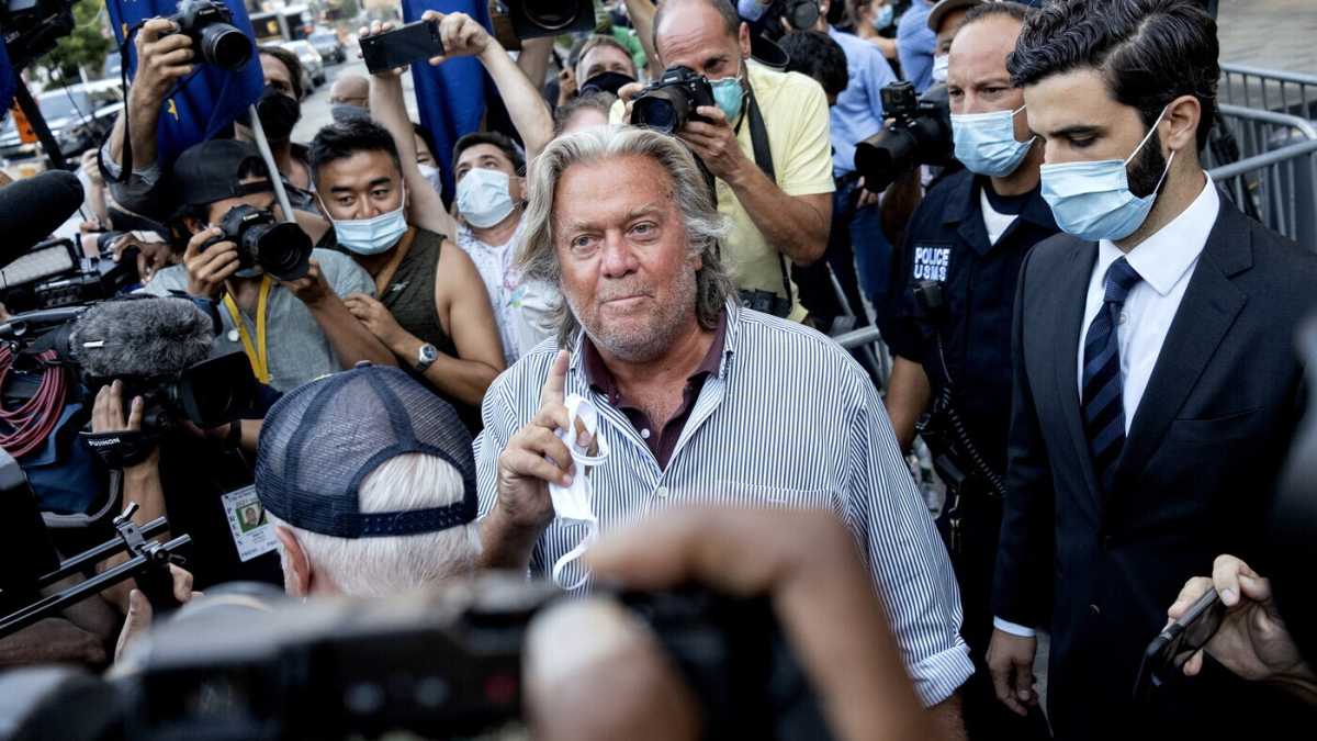 Immagine di Bannon kamikaze. L'ideologo trumpiano rischia il carcere per difendere l'insurrezione del 6 gennaio