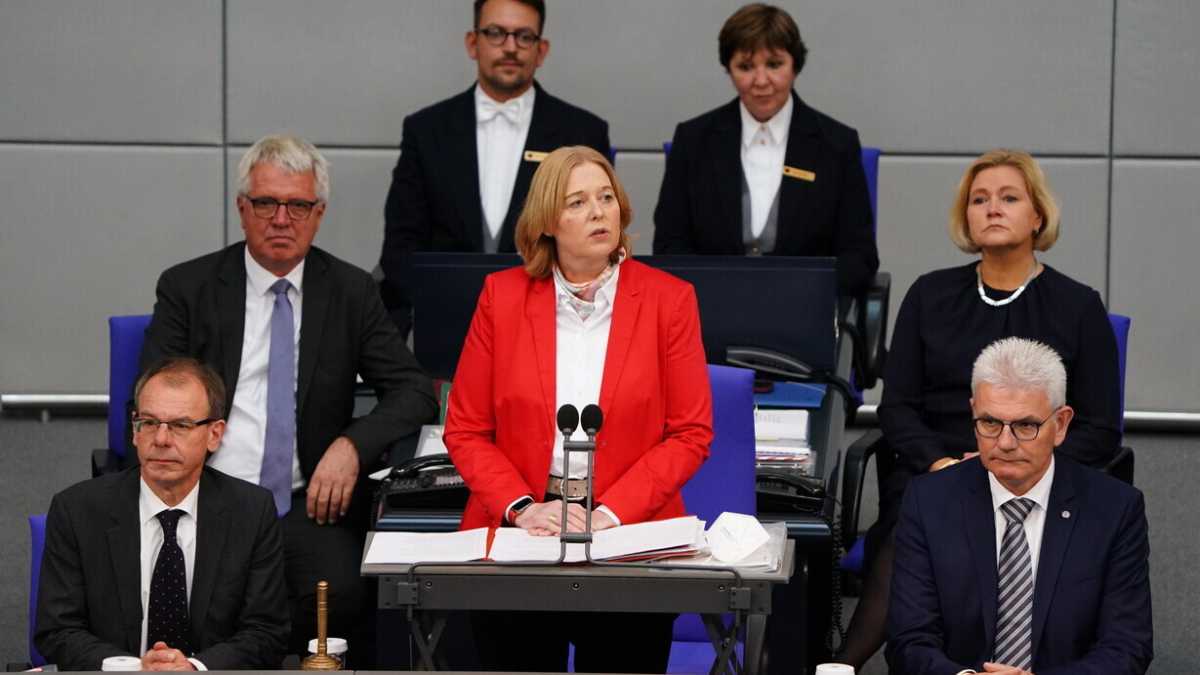 Immagine di Bärbel Bal guiderà il Bundestag. Il governo tedesco è tutto rosso