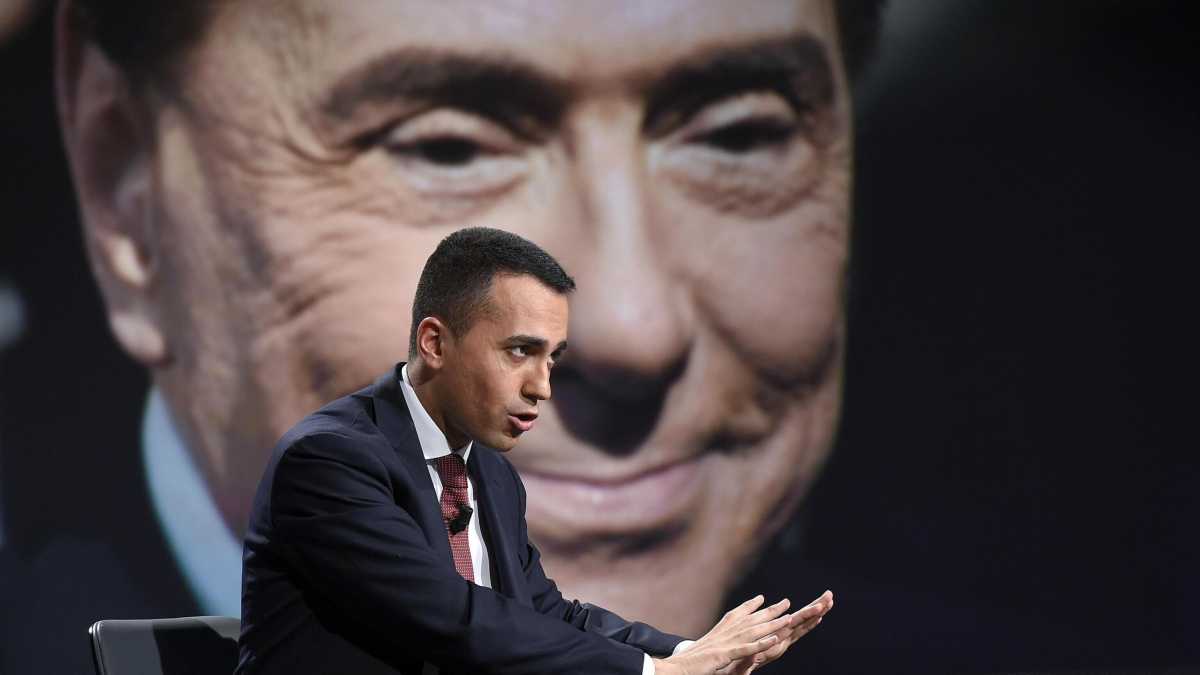 Immagine di Di Maio rivela nel suo libro quella volta che Berlusconi gli disse "sei davvero bravo"