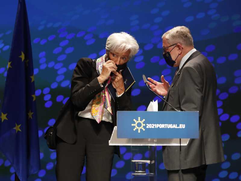 La presidente della Banca centrale europea Christine Lagarde, e l'ad del Mes Klaus Regling a Lisbona nel maggio 2021 (AP Photo/Armando Franca)&nbsp;<br />