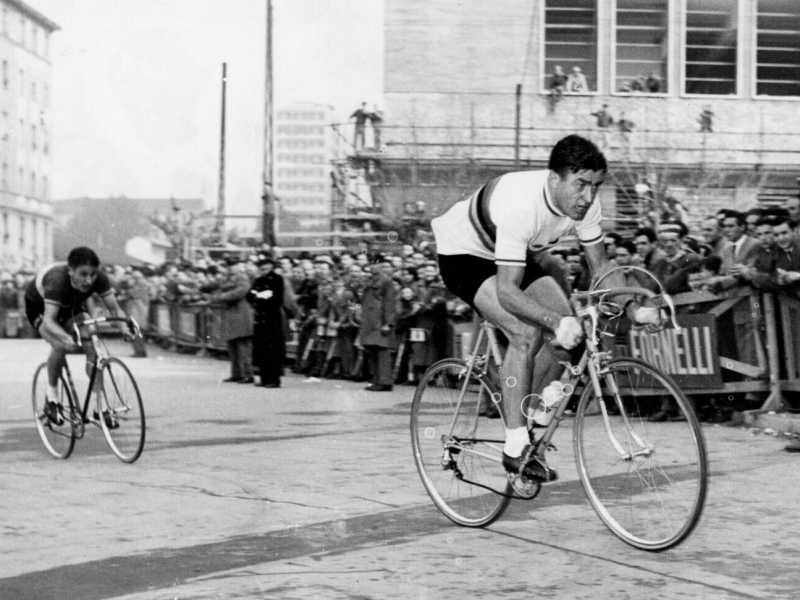 Louison Bobet durante gara dle trofeo Baracchi seguito da Jacques Anquetil (foto LaPresse)<br />