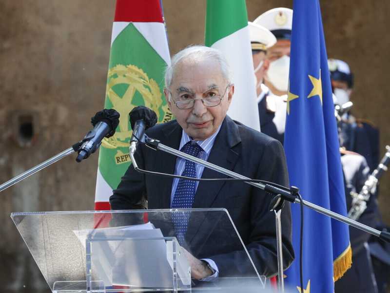 Quirinale, con i partiti impazziti c'è l'ipotesi Amato. Anche solo per due anni