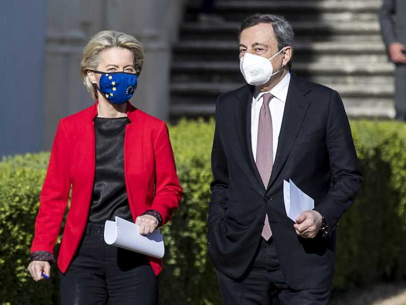 Ursula von der Leyen e Mario Draghi (Ansa)