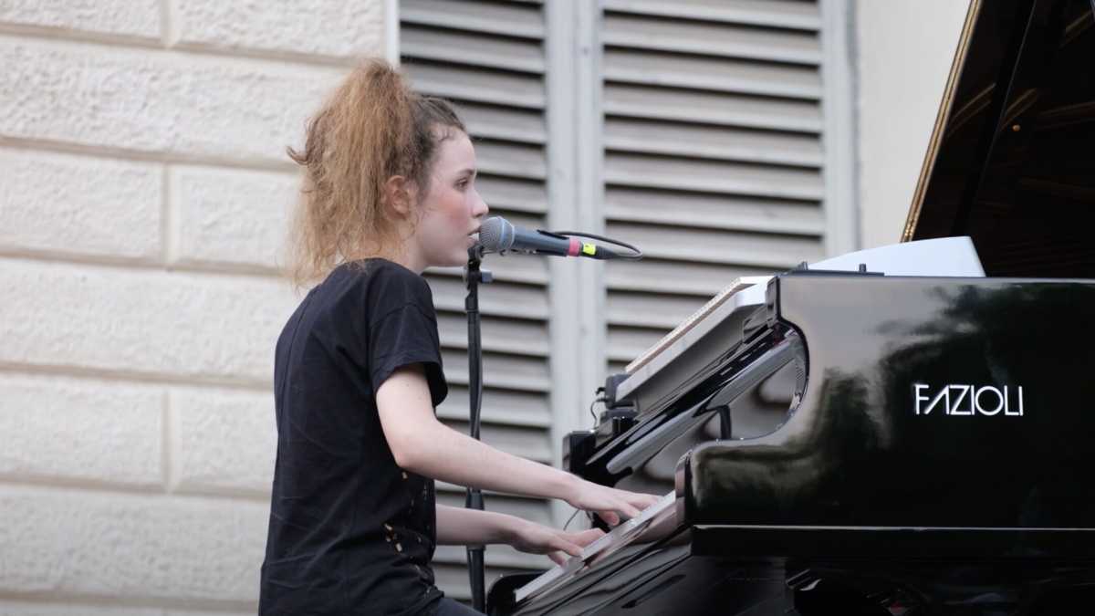 Immagine di Frida Bollani Magoni fa concerti sold out, ma "la scuola prima di tutto"