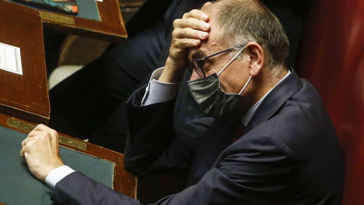 Immagine di Letta dopo il ko sul ddl Zan: "Renzi fuori dal nuovo Ulivo, non è uomo di parola"