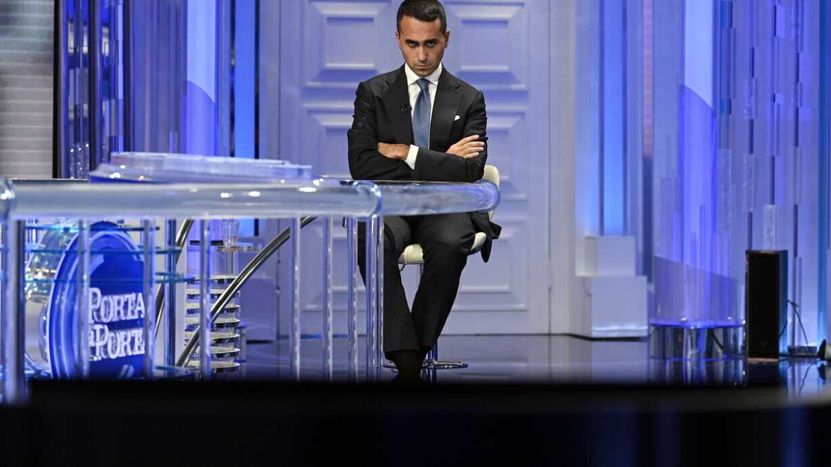 Immagine di Quirinale, le mosse di Di Maio: va da Bettini e poi avvisa il Cav.: "Salvini ti frega"