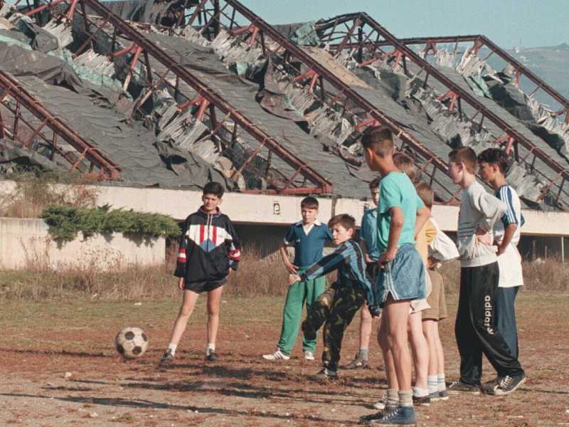 Ragazzi e bambini giocano a calcio a Sarajevo: uno scatto del 1995 (LaPresse)