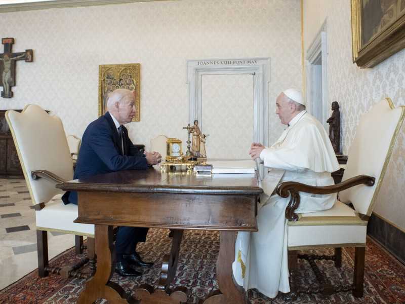 Joe Biden e Papa Francesco (foto LaPresse)