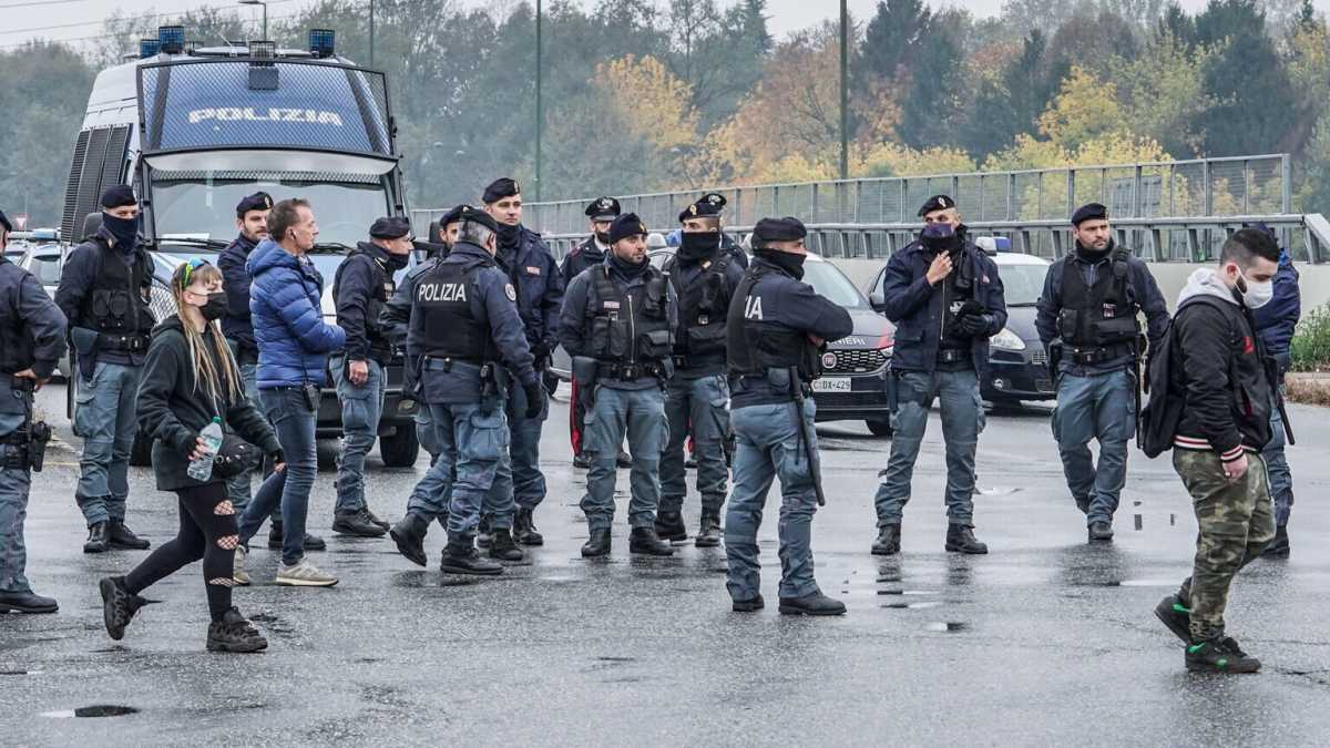 Immagine di Perché le critiche sovraniste alla Lamorgese sul rave di Torino sono pretestuose