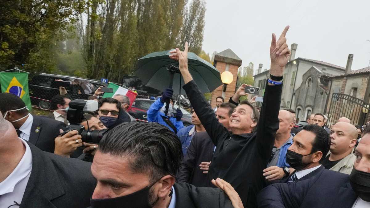 Immagine di Salvini e Bolsonaro insieme a Pistoia. L'imbarazzo di Forza Italia