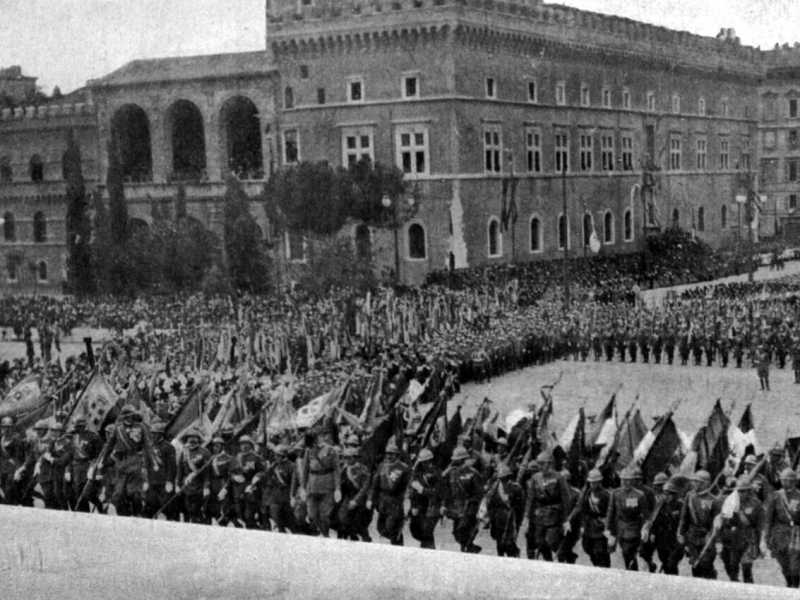La Celebrazione delle bandiere in piazza Venezia (da Wikipedia)