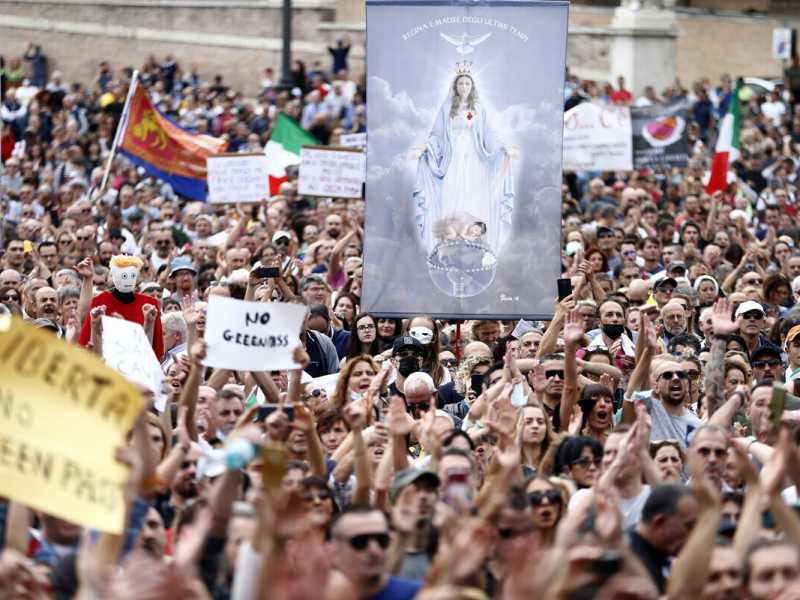 Un poster della Vergine innalzato durante la manifestazione contro il green pass organizzata a Roma lo scorso 9 ottobre (foto LaPresse) <br />