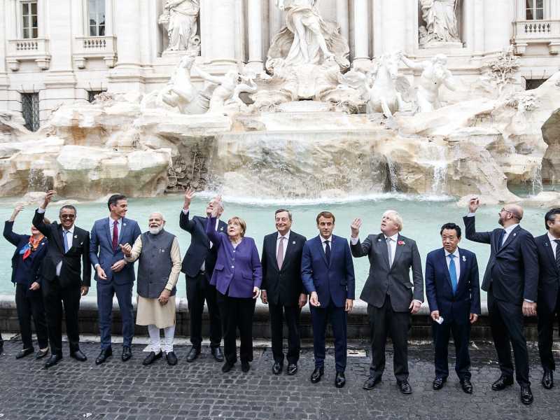 Il gruppo del G20 alla Fontana di Trevi (LaPresse)&nbsp;