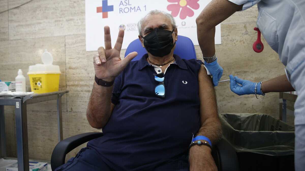 Immagine di Ora il governo accelera sulla terza dose: "Entro dicembre per 50enni e insegnanti"