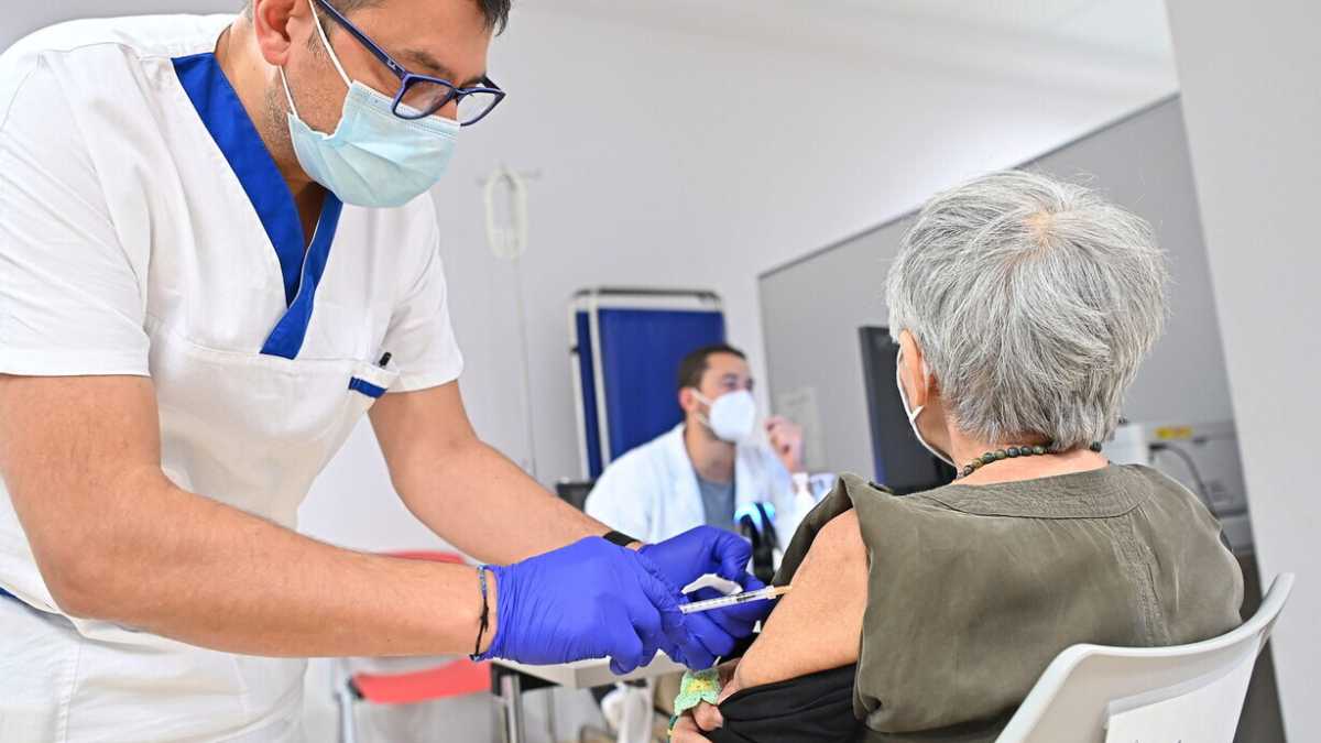 Immagine di L'attacco di Report contro il governo sui vaccini è incoerente e allarmistico