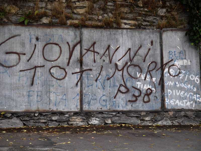 La scritta con le minacce di morte rivolte al presidente della Liguria Giovanni Toti (foto Ansa)