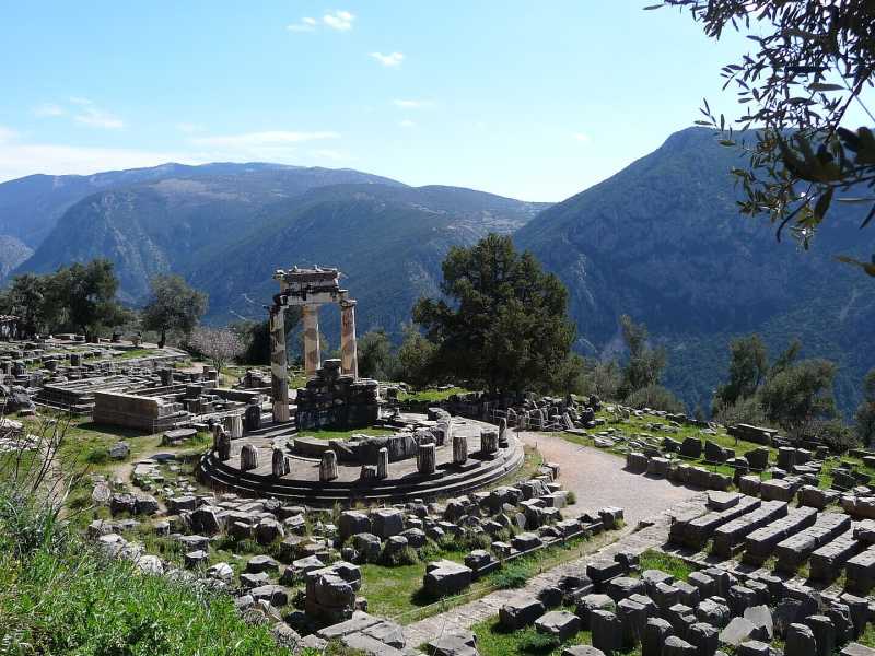 La Tholos di Delfi, IV secolo a.C. (da Wikipedia)