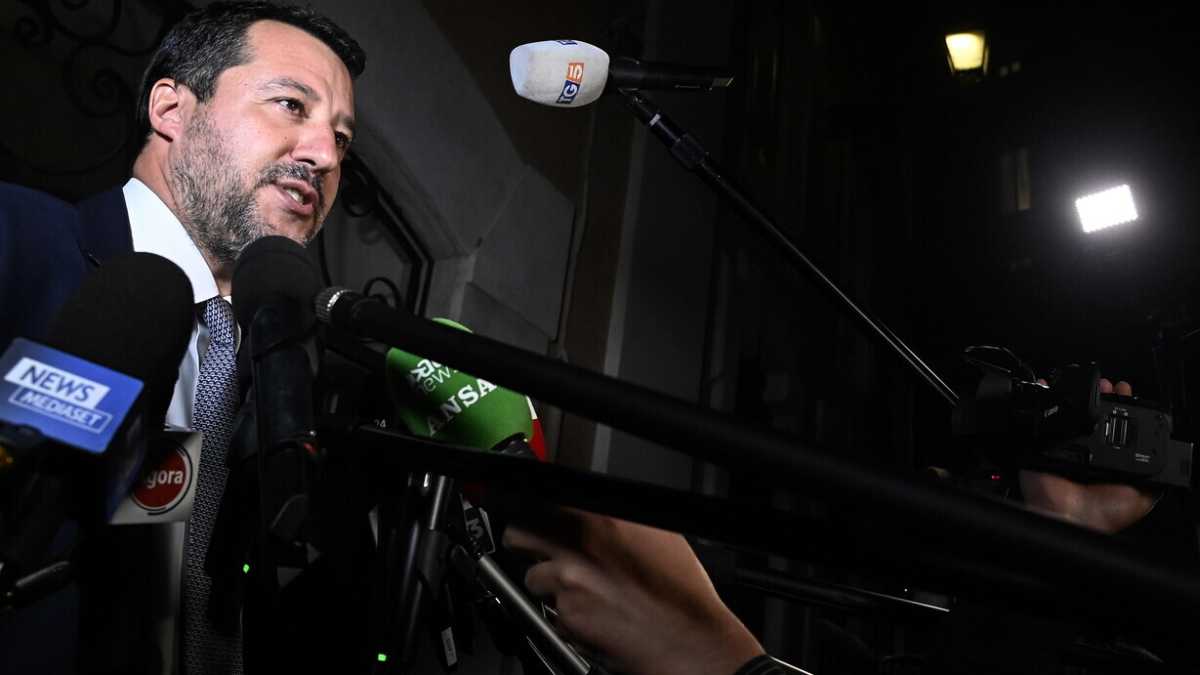 Immagine di Salvini a Giorgetti: "Gli applausi di Calenda e Di Maio ti piacciono?". E il ministro chiede scusa