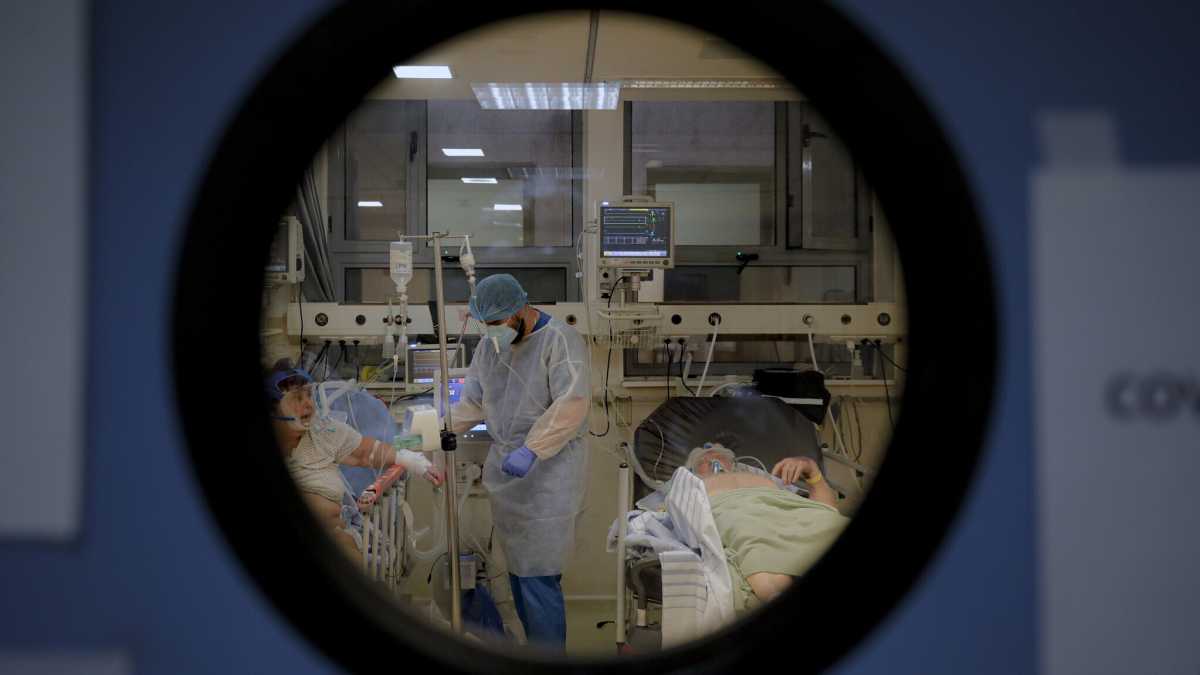 Immagine di La pandemia dei non vaccinati travolge l’est dell’Ue. A ovest c’è il muro dei vaccini