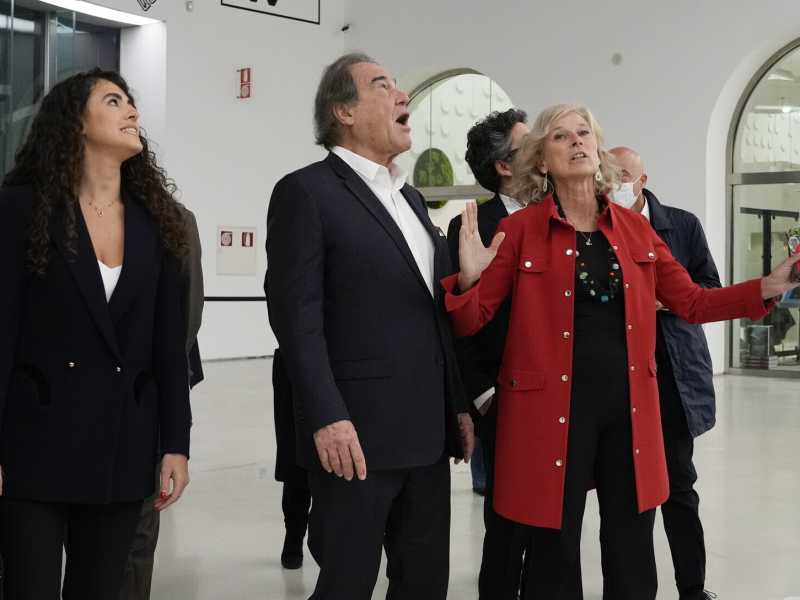 Oliver Stone, al centro, accompagnato dal Presidente Fondazione Museo Maxxi Giovanna Melandri (LaPresse)&nbsp;<br />