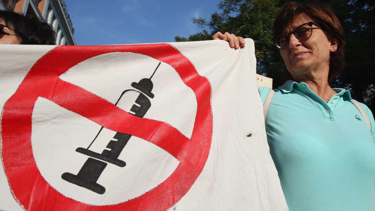 Immagine di Oh, no! Le multinazionali dei vaccini lanciano le cure anti Covid. Caos fra i complottisti