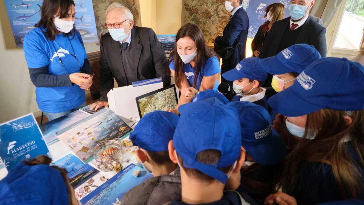 Immagine di Ecco le nuove regole per i positivi a scuola: si punta a tenere i ragazzi in classe