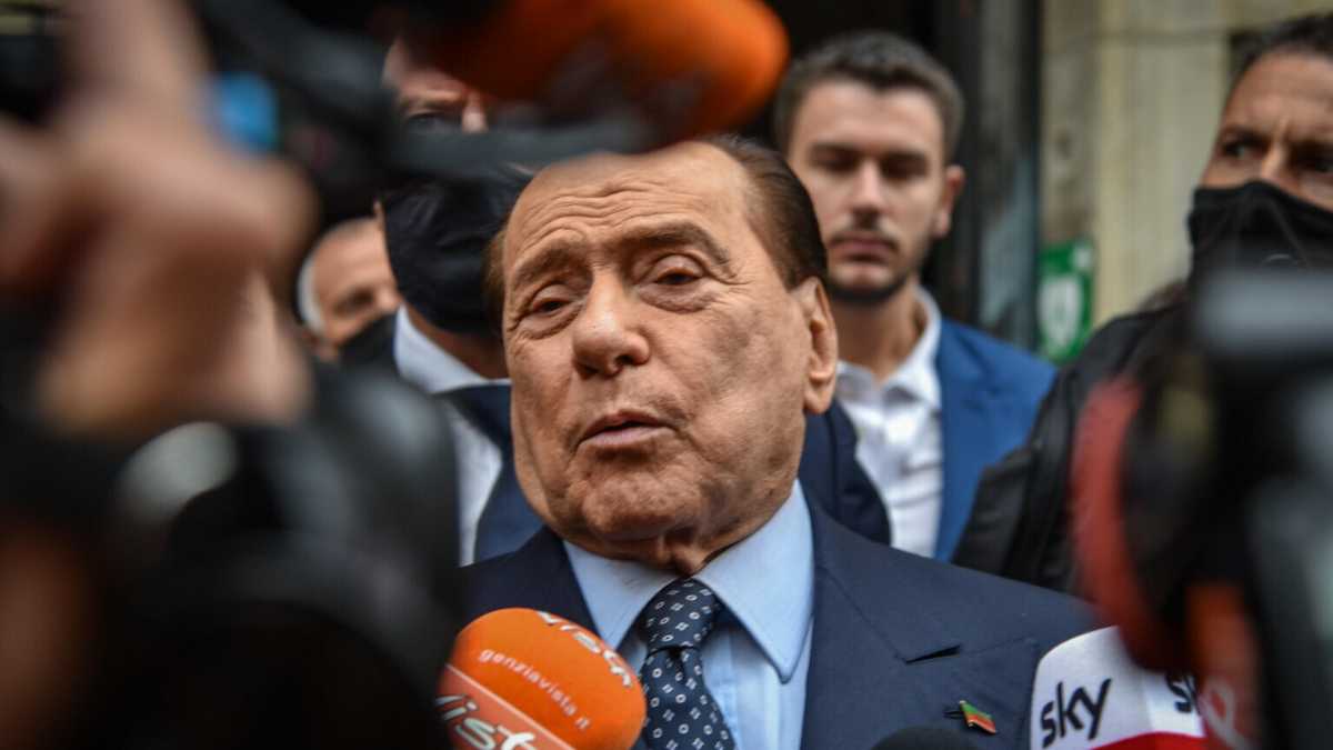 Immagine di Vincolare Draghi al governo per tentare la corsa al Quirinale. I piani di Berlusconi
